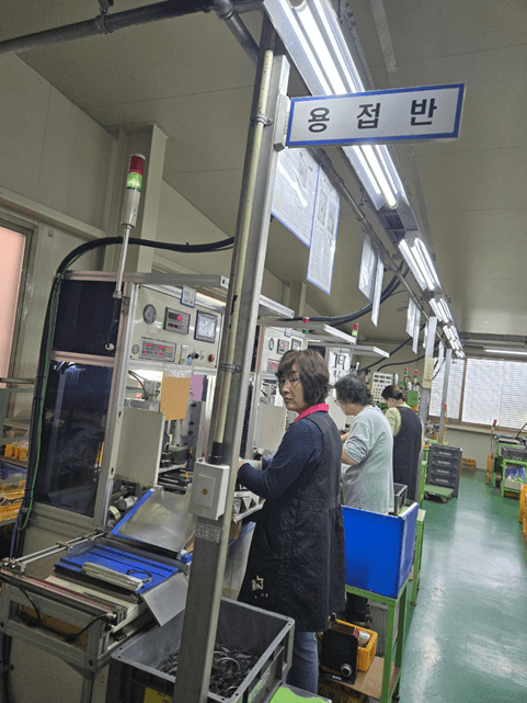 생산 현장에서 제품 상태를 확인하는 검사 작업